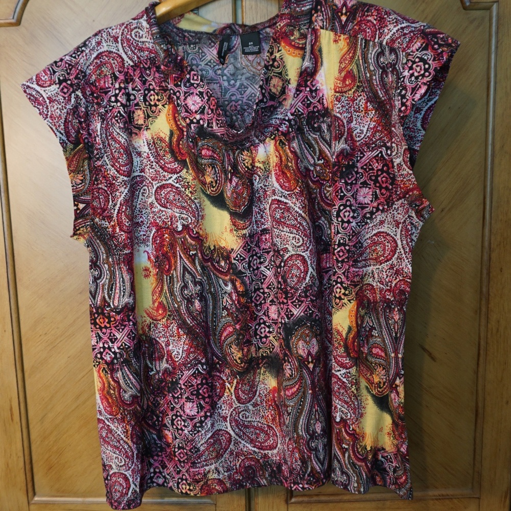 Sleeveless plus size graphic top 2X